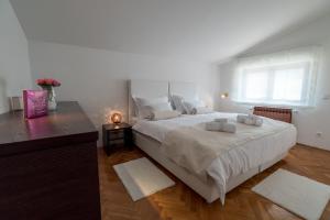 Postel nebo postele na pokoji v ubytování Villa Solis + 37 fotografií