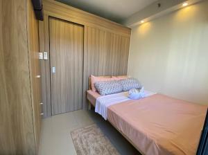 Ліжко або ліжка в номері The Nuebe Chalet near SM Moa Pasay City