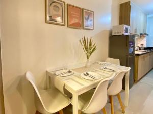 Кухня або міні-кухня у The Nuebe Chalet near SM Moa Pasay City