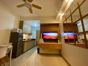 Кухня або міні-кухня у The Nuebe Chalet near SM Moa Pasay City +12 фото