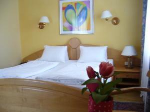 Letto o letti in una camera di Hotel Restaurant - Häuserl im Wald Graz