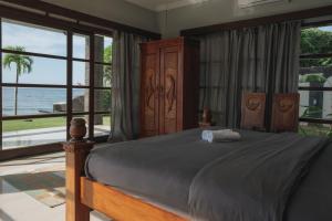 Postel nebo postele na pokoji v ubytování Blue Marlin 6-BR Villa Singaraja Bali + 83 fotografií