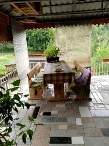 ein Holztisch und Stühle auf einer Terrasse in der Unterkunft Secret garden in Visoko