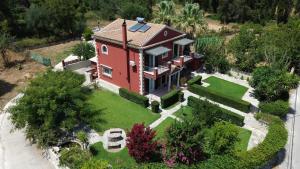 an aerial view of a house with a yard at Bruskos Holiday Deluxe in Kynopiástai