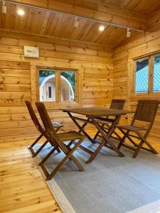 a wooden cabin with a table and two chairs at Kanoto DE Sauna in Motojuku