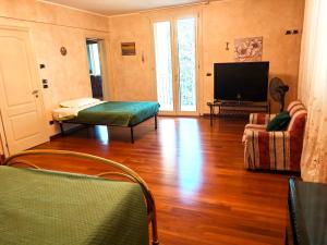 a living room with a couch and a television at Parco dei Gelsomini in Ascoli Piceno