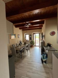 a kitchen and dining room with a table and chairs at Affittacamere Dietro al Convento in San Martino dʼAgri