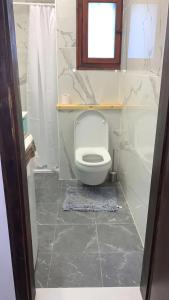 Ένα μπάνιο στο Quiet Studio Retreat Cozy Stay Near Carmel & Downtown
