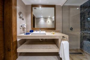 une salle de bain avec lavabo et douche dans l'établissement Retac Abu Simbel Nefertari Hotel, à Abou Simbel