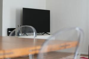 a table with a television in a room at G83Home-Appartamento moderno in zona Fiera in Vicenza