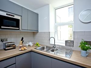 une cuisine avec un évier et un plan de travail dans l'établissement 5 Devon Beach Court, à Woolacombe