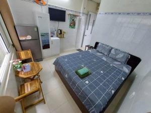 a small bedroom with a bed and a kitchen at Ren Apartments in Ho Chi Minh City +17 photos