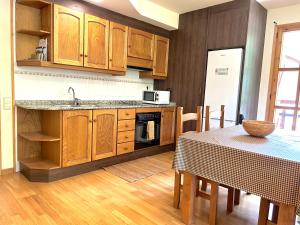 Kuchyň nebo kuchyňský kout v ubytování Apartament de muntanya i lluminós by RURAL D'ÀNEU