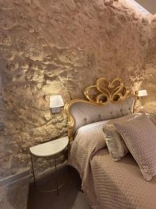 Schlafzimmer mit einem Bett und einem Beistelltisch in der Unterkunft Angelica's House in Noto
