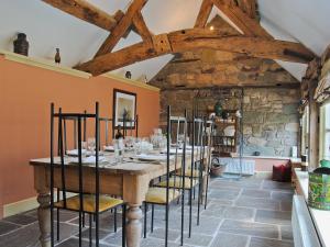 a dining room with a long table and chairs at Bequia - Reet in Frodesley
