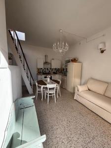 ein Wohnzimmer mit Sofa und Tisch in der Unterkunft Angelica's House in Noto