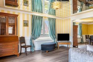 a living room with a bed and a tv at Ferienhaus Barockhaus Fulda in Petersberg