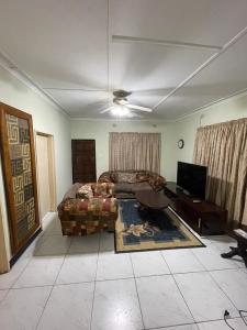 Un televizor și/sau centru de divertisment la Lacabana lodges and safaris