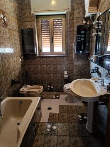 Koupelna v ubytování Appartamento Panoramico Corigliano Paese + 5 fotografií