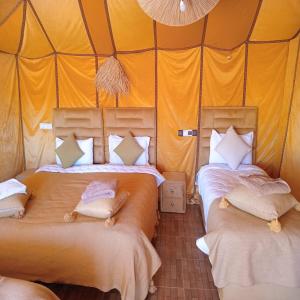 Postel nebo postele na pokoji v ubytování Sania Luxury Camp