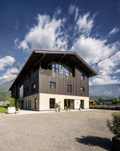 施瓦茨Schlosshotel Mitterhart的黑白的建筑,屋顶