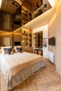 a large bedroom with a large bed and a kitchen at Studio moderne tout confort aux portes de Paris à Saint-Ouen in Saint-Ouen