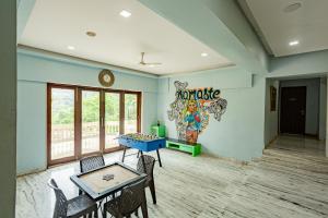 KhandālaにあるHillscape Villa By 29 Bungalowのテーブルと椅子と「家」と書かれた看板のある部屋