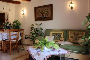 トレビエハにあるAldea del Marのリビングルーム(緑のソファ、テーブル付)