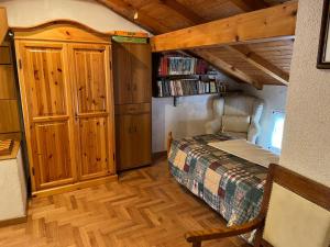 Η βιβλιοθήκη του διαμερίσματος