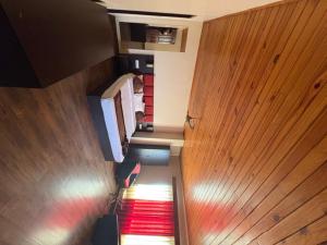 Una vista aérea de una habitación con una escalera y un televisor. en Hotel mmr manor&spa, en Gangtok 25 fotos más