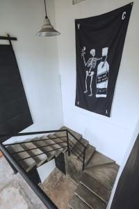 HiriketiyaにあるREZ SPACE Apartment 02の階段の横の壁に掲げられた旗 +1枚の写真