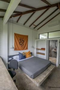 HiriketiyaにあるREZ SPACE Apartment 02の大きなベッドと椅子のある寝室