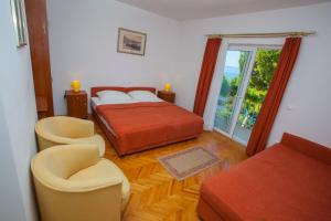 um quarto de hotel com duas camas e uma varanda em Apartments Ankora em Tučepi