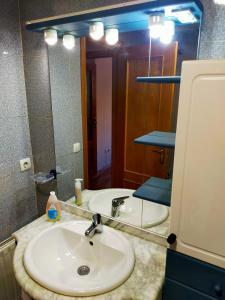 a bathroom with a sink and a large mirror at Bienvenidos in Burgos