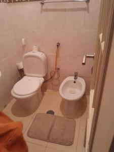 a small bathroom with a toilet and a bidet at Westend renting 2 bed Sagrada Família in Luanda