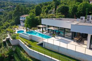 eine Luftaufnahme eines Hauses mit Swimmingpool in der Unterkunft Villa Agapanthus in Veprinac
