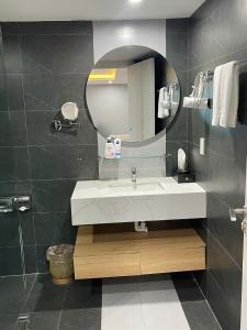 Ένα μπάνιο στο A25 Hotel -137 Nguyễn Du - Đà Nẵng