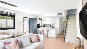 a living room with a couch and a kitchen at Villa Soleada in San Pedro del Pinatar