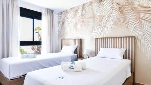 two beds in a hotel room with white sheets at Villa Soleada in San Pedro del Pinatar +100 photos