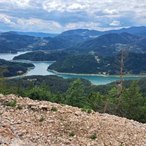 una vista de dos lagos desde una montaña en Planinska kuca Beli bor, en Jokići