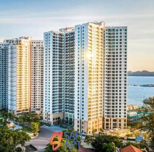 een groep hoge gebouwen voor de oceaan bij Sky Homestay 1 in Ha Long