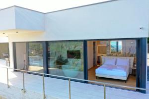 ein Zimmer mit einem Bett auf einem Balkon in der Unterkunft Villa Agapanthus in Veprinac