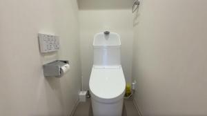 ein Badezimmer mit einer weißen Toilette in einer Kabine in der Unterkunft Kumo 云 in Osaka + 4 Fotos