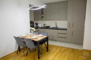 Una cocina o cocineta en Modern and Stylish Getaway 2 fotos más