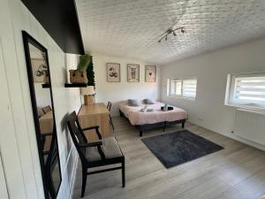 una camera da letto con un letto, un tavolo e una sedia di La Casa Nancy Tomblaine 12 pers Parking et Jardin a Tomblaine