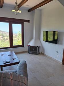 Televisyen dan/atau pusat hiburan di The house on the hill