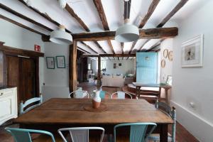 a dining room with a wooden table and chairs at Casa Rural Ulle Gorri in Unzá