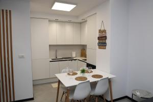 Kuchyň nebo kuchyňský kout v ubytování Daors Family Apartments