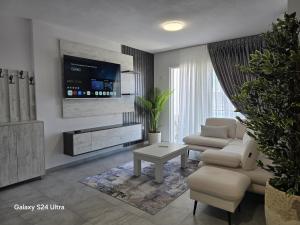 un soggiorno con un divano e una TV di Luxury Apartment a Durrës Altre 16 foto