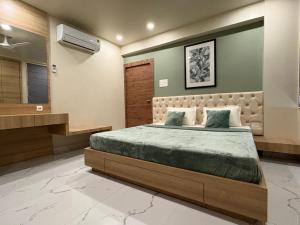 Ένα ή περισσότερα κρεβάτια σε δωμάτιο στο Jade Homestay A Riverview Retreat